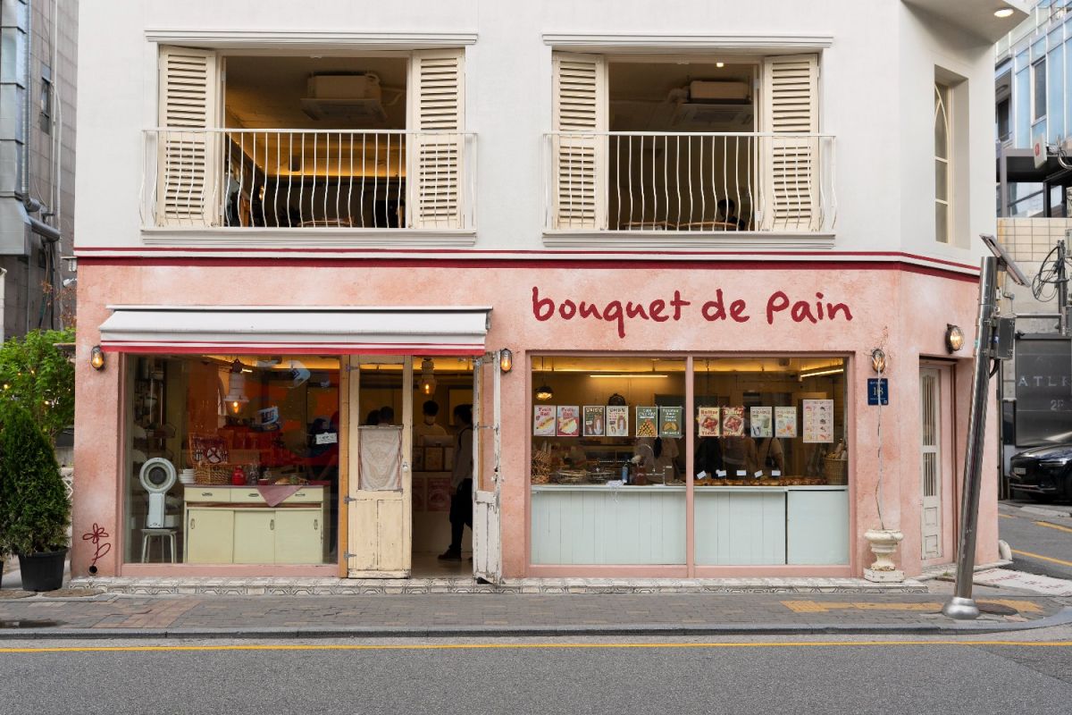 店名「bouquet de Pain」のフォントがかわいい
