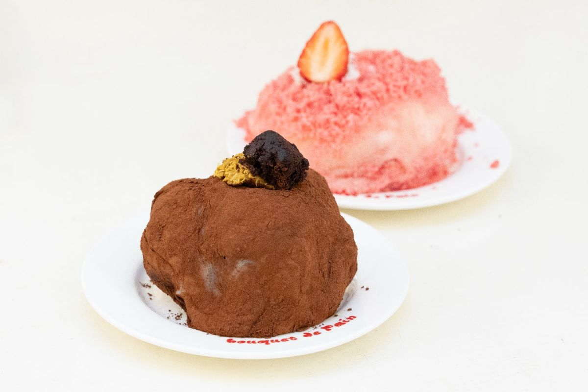 ドバイチョコ大福（手前）W1万1500、いちご大福W1万500（奥）