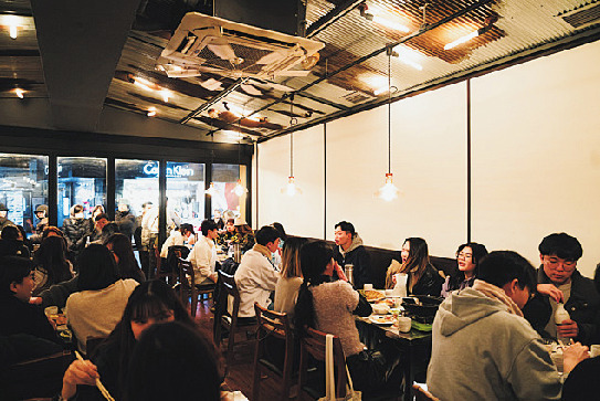 18時以降は行列必至。店内は賑やかな雰囲気