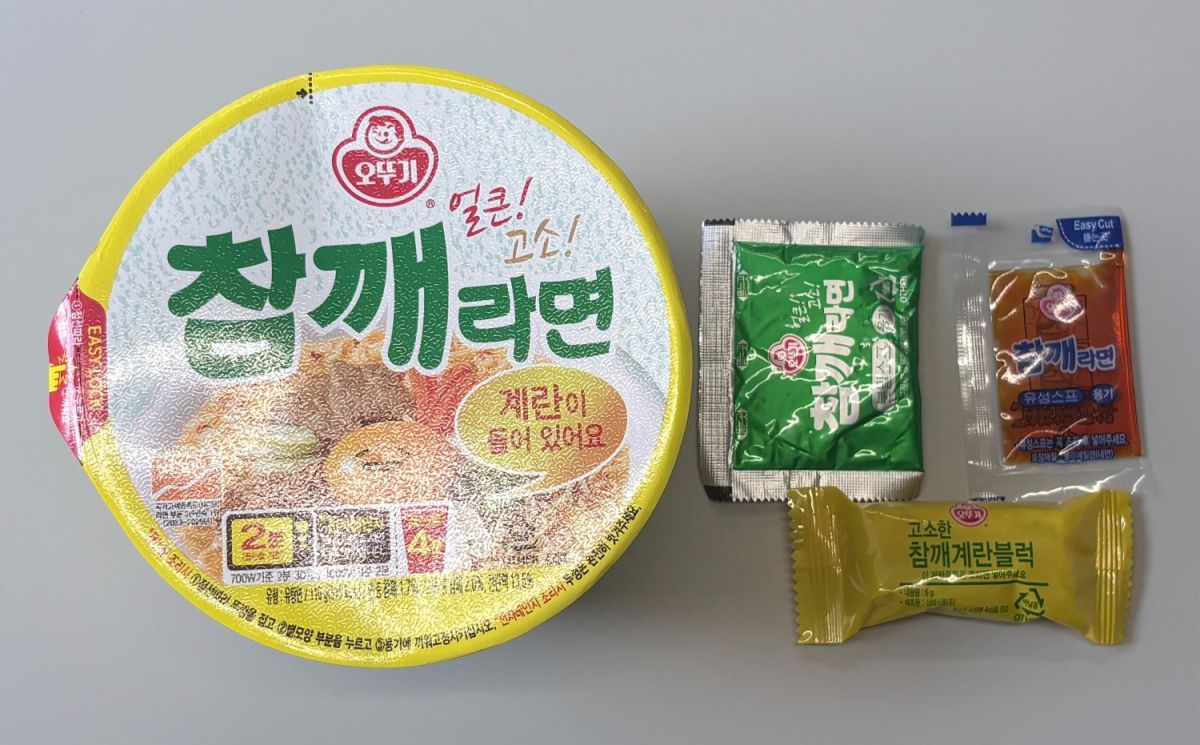 フリーズドライの卵ブロック、粉末スープ、香味ごま油が入っている。付属品の充実度はトップクラス