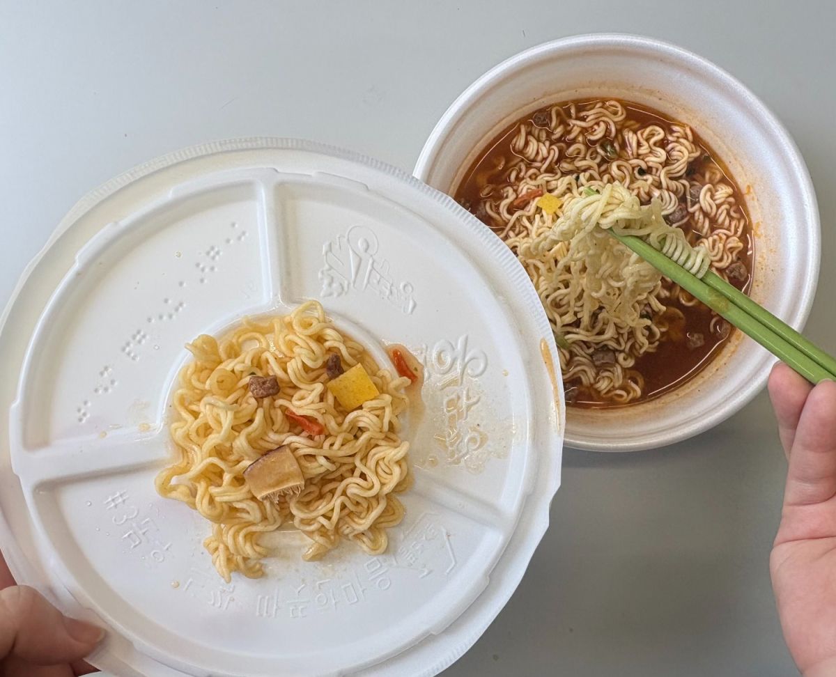 お湯を入れて待っている間は蓋として、食べるときはお皿として使える