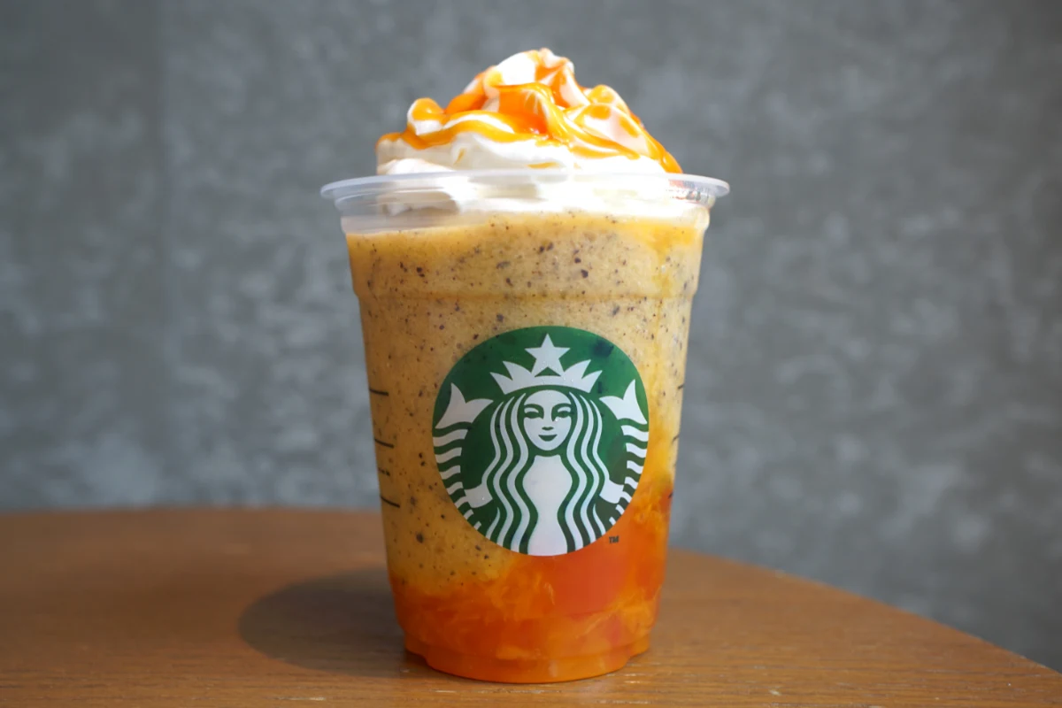 「ぎゅぎゅっと オレンジ ＆ マンゴー フラペチーノ&reg;」カスタマイズ：キャラメルソース追加（無料）＋ホイップクリーム多め（無料）＋ホワイトモカシロップ追加（＋55円）＋チョコレートチップ追加（＋55円）