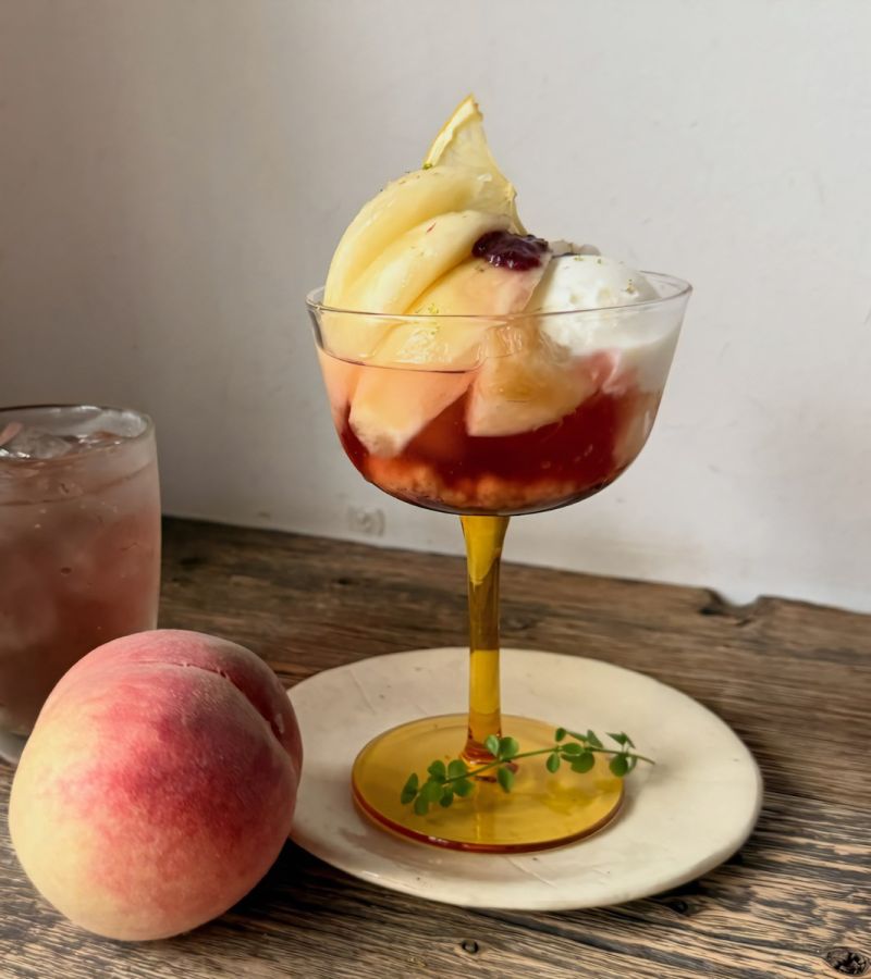 「白桃ローズヒップのジュレを合わせたパフェ」／写真提供：カフェ豆茶