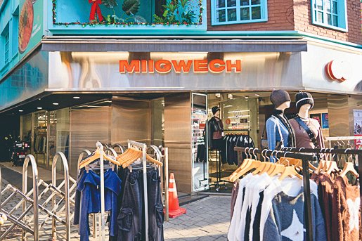 お店はプチプラショップが軒を連ねる、弘大の駐車通りにある