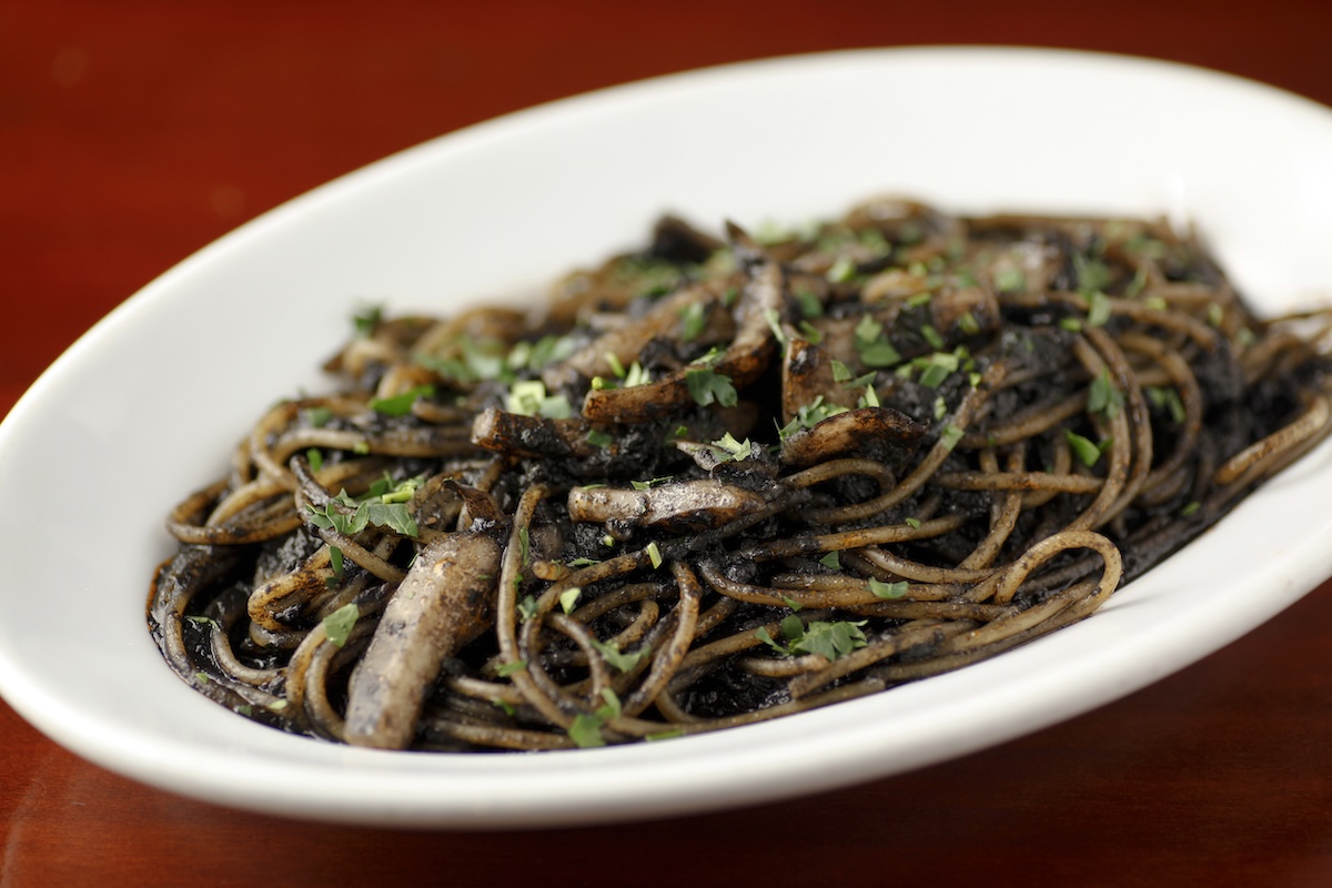 「イカスミのスパゲティ」2030円（写真提供：イル・バーカロ）
