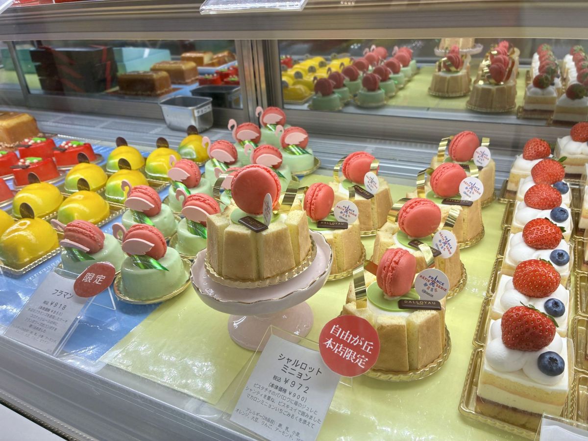 限定のケーキが並んでいることもあるので、お腹を空かせて挑みたい&hellip;！