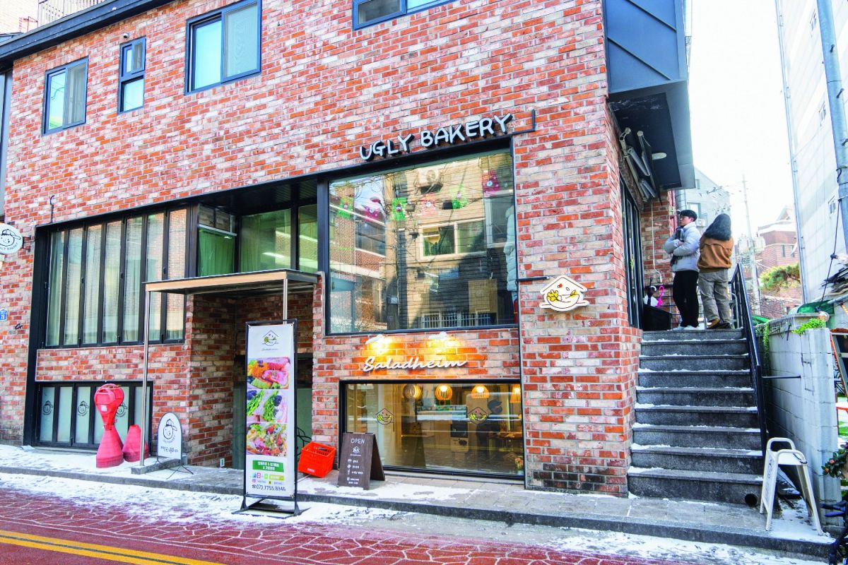 開店前から並ぶ人の姿も
