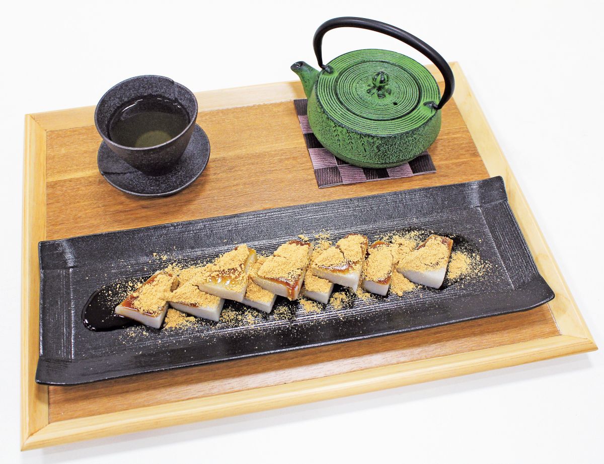店内で食べられる「くず餅とお茶のセット」1100円も