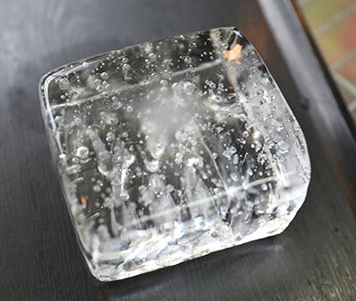 不純物を含まない天 然氷は透明度が高い