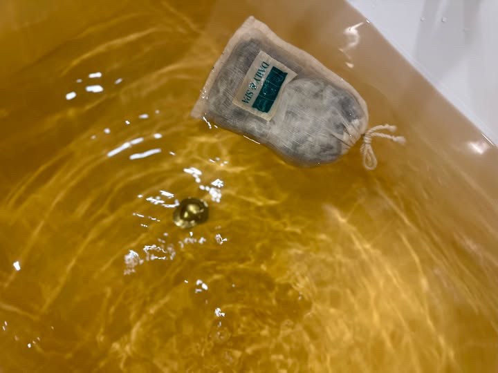 取材時、浴槽に浮かべていたヨモギの葉たっぷりのポーチ。ヨモギ入浴剤は体を温めるといわれ、韓国では昔から特に女性に人気があるそう