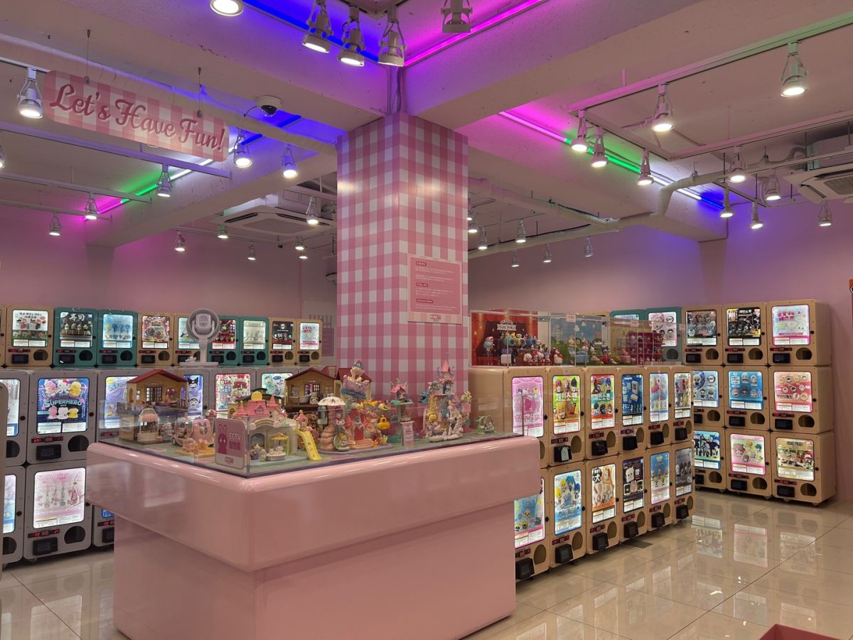 壁一面に並ぶガチャ機！中央にはミニチュアディスプレイも