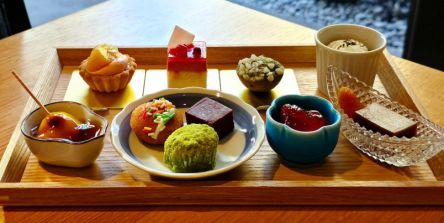 スイーツブッフェ付き！ 絶景庭園を望むホテルレストランで味わう「彩り膳」【ミスター黒猫の東京スイーツトレンドVol.105】