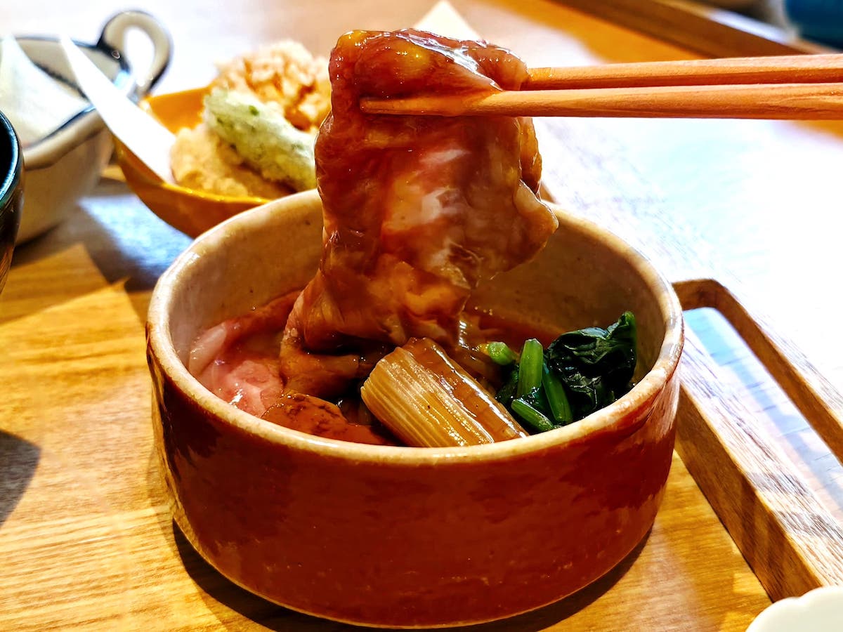 「黒毛和牛すき煮、豆腐、長葱、しらたき、法蓮草、玉子」