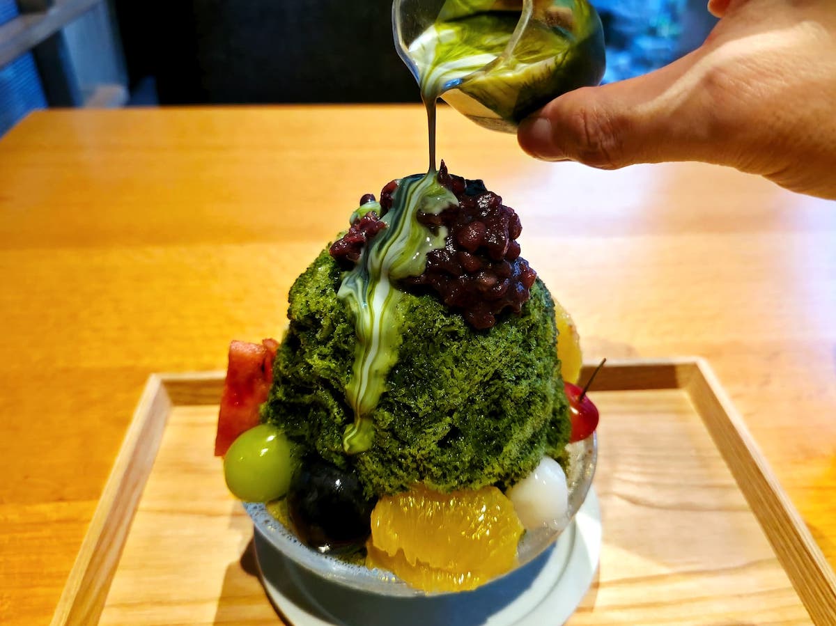 かき氷にシロップをかける様子