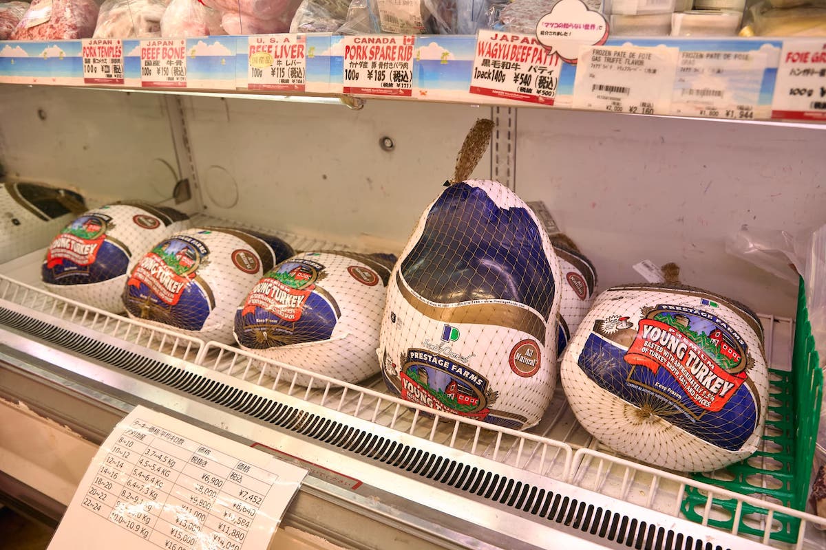 「日進ワールドデリカテッセン」の3階加工肉コーナー