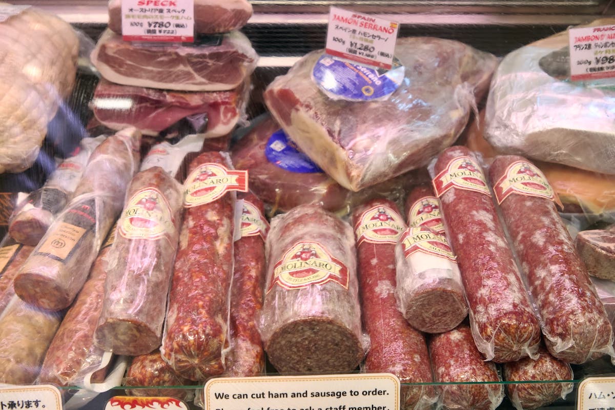 「日進ワールドデリカテッセン」の3階加工肉コーナー