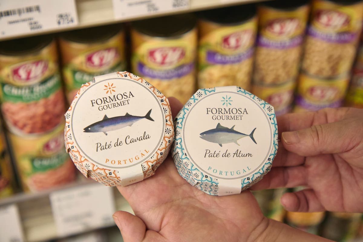 FORMOSA GOURMETの「Pat&eacute; de Cavala（パテ・デ・カヴァラ）」=サバ缶（写真左）、Pat&eacute; de Atum（パテ・デ・アトゥン）」=ツナ缶（写真右）。各972円