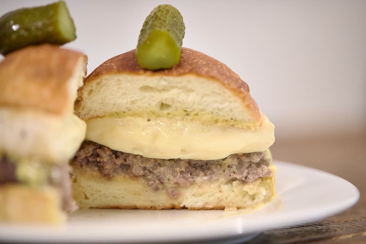 食欲がそそるボリューミーなパティととろけるチーズ