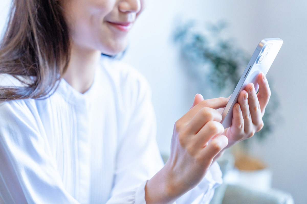 スマホを持つ女性