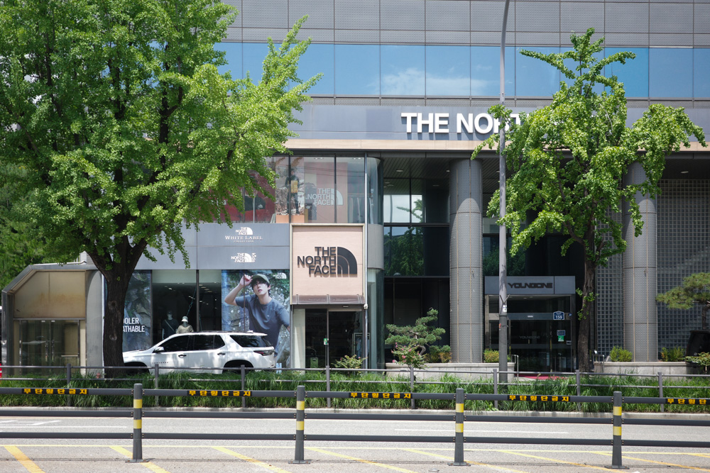 1〜2階の2フロアを使った大型店舗。ソウル駅からは徒歩よりバス利用が断然ラク