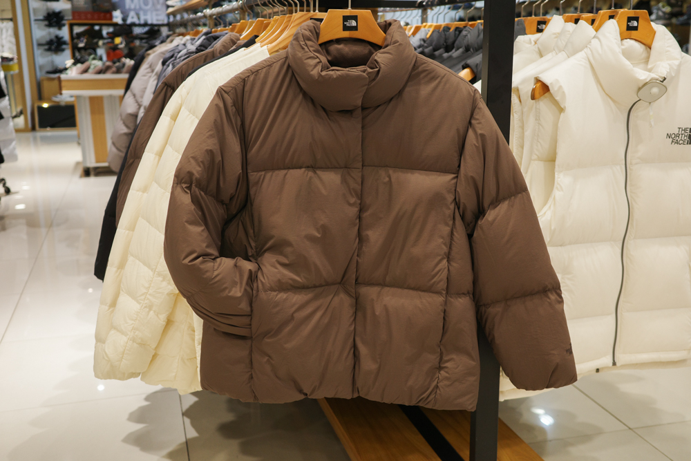 定価から値下げされたダウンが多数。サイズや在庫は時期によって変わるので出合えたらラッキー！