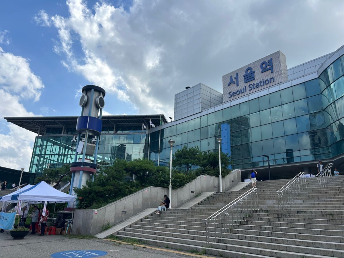 連日多くの人で賑わうソウル駅