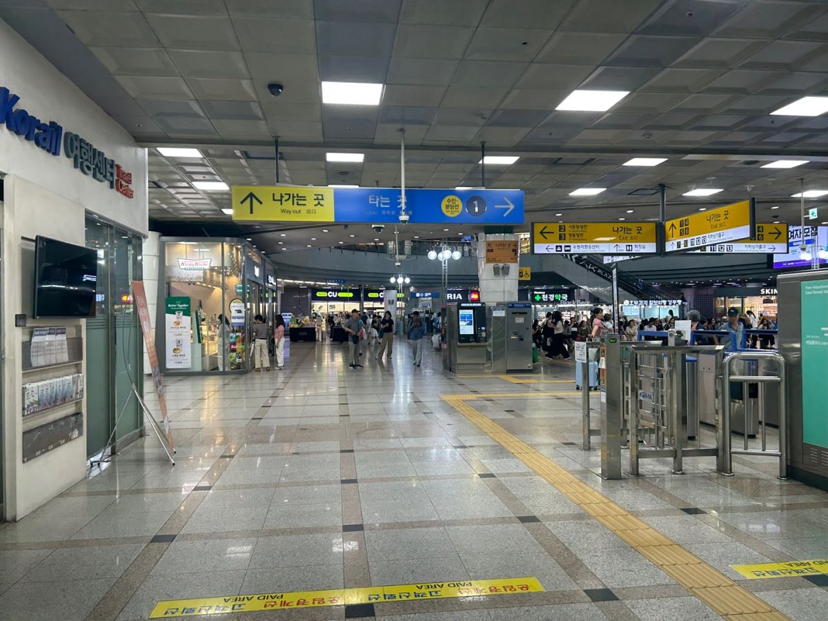 乗車時と同じく改札はなし
