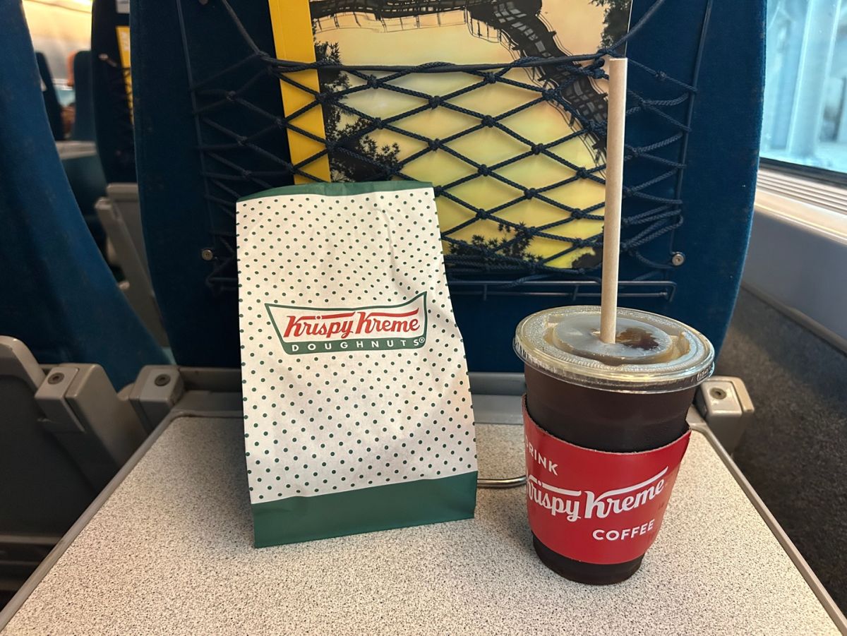 ドーナツとコーヒー。匂いや音の出にくい軽食がおすすめ