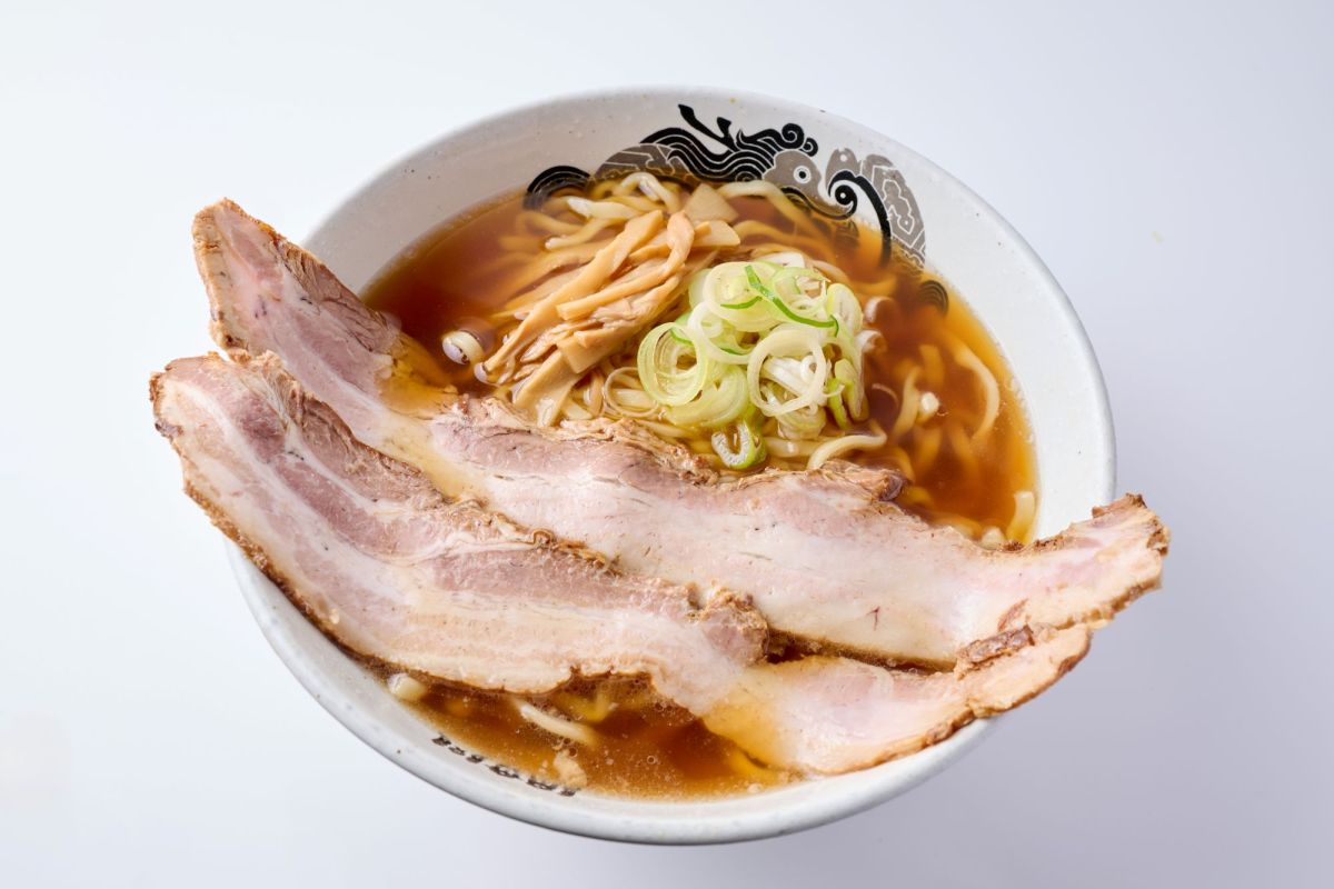 「大判チャーシュー醤油らーめん」/1,300 円(税込)