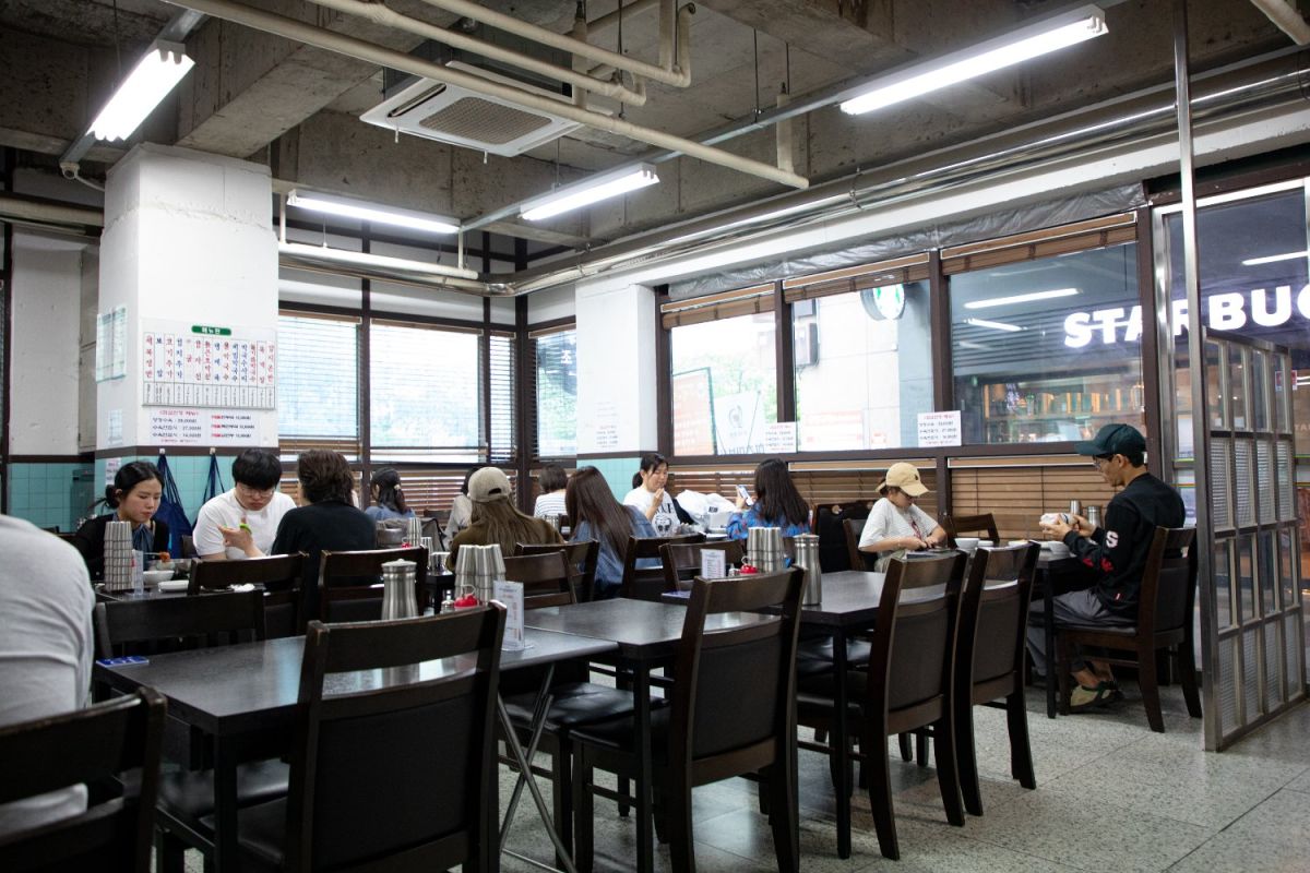 家族連れやカップル、一人客までさまざまな層のお客さんで賑わう店内