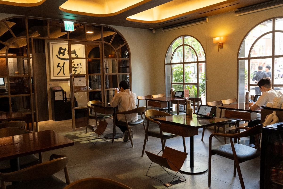 広々とした店内。おひとりさまの利用も多い