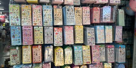 【韓国現地レポ】立体シールやスクイーズも！ 昌信洞（ちゃんしんどん）文具・玩具通りへ