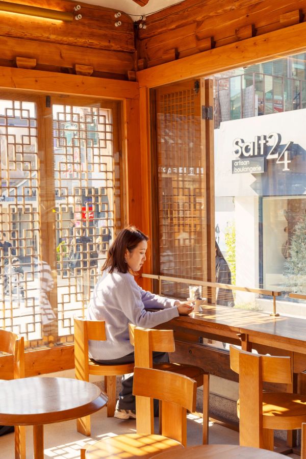 木のぬくもりを感じる店内