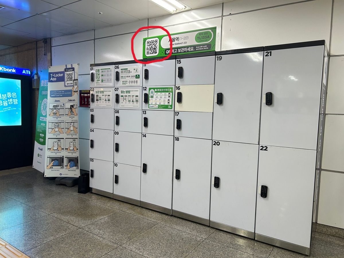 ロッカー付近のQRコードが目印