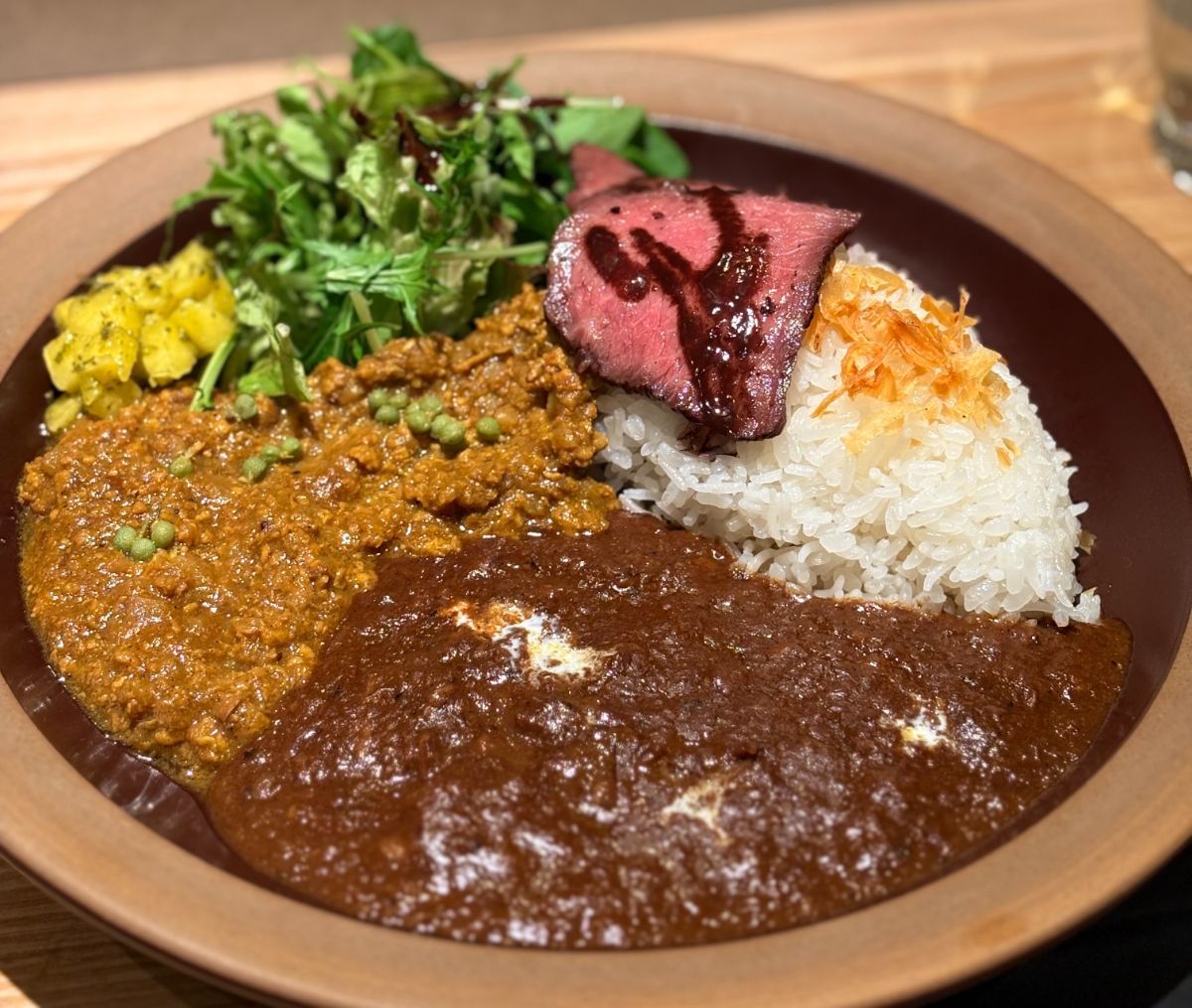 「マイヤーレモンと実山椒のキーマカレーとスパイスカレー」　単品1800円、ドリンクセット2300円／写真提供：SHiQ