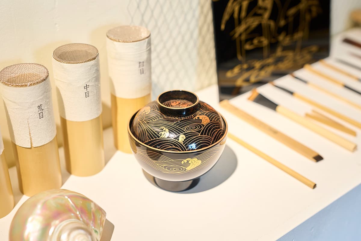 店内には、制作の道具などが展示されている