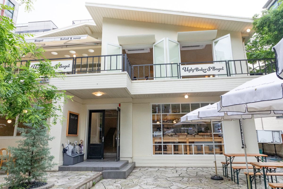 作中では店舗の外観が登場。この前で2人が並んでいた