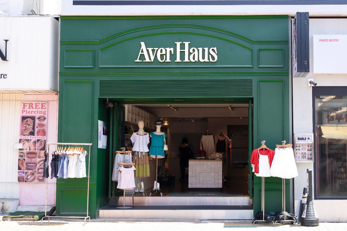 フェスティバル通りの中ほどに位置する店舗