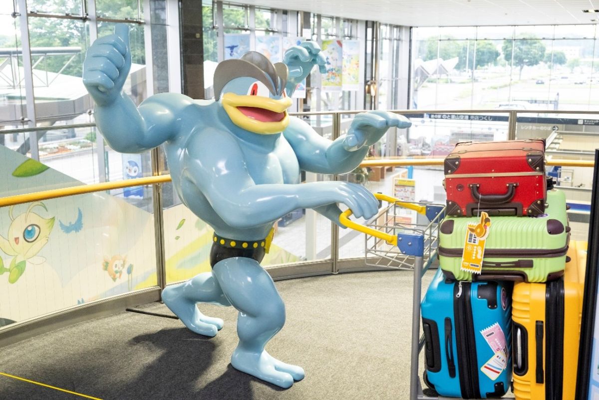 荷物を運ぶカイリキー（2階ホール）