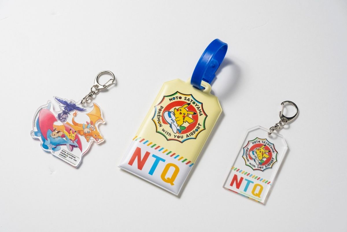 左：アクリルキーホルダーキービジュアル（880円）、中央：ラゲッジタグ（1650円）、右：アクリルキーホルダーロゴ（880円）