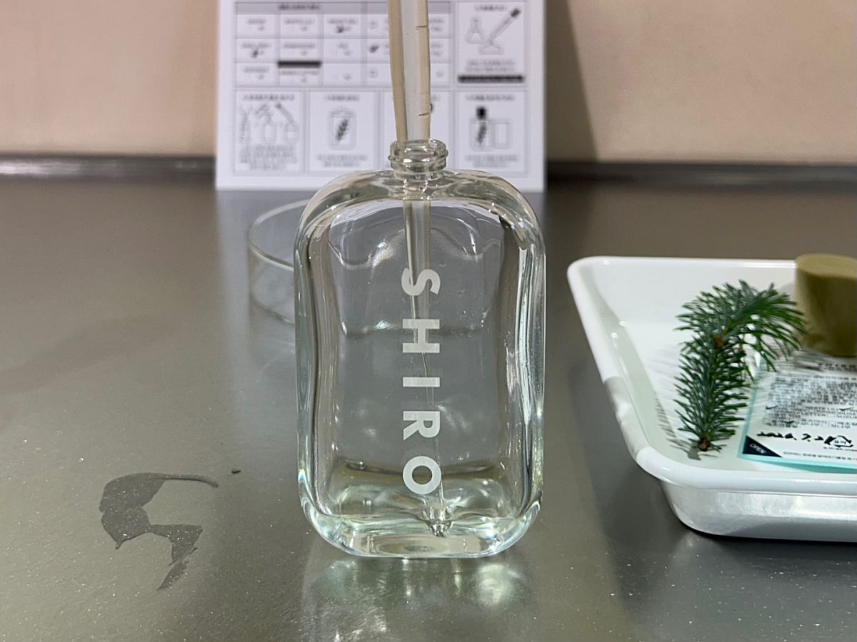 スポイトで香料を少しずつ入れていく作業は理科の実験のようで、大人でも思わず夢中に