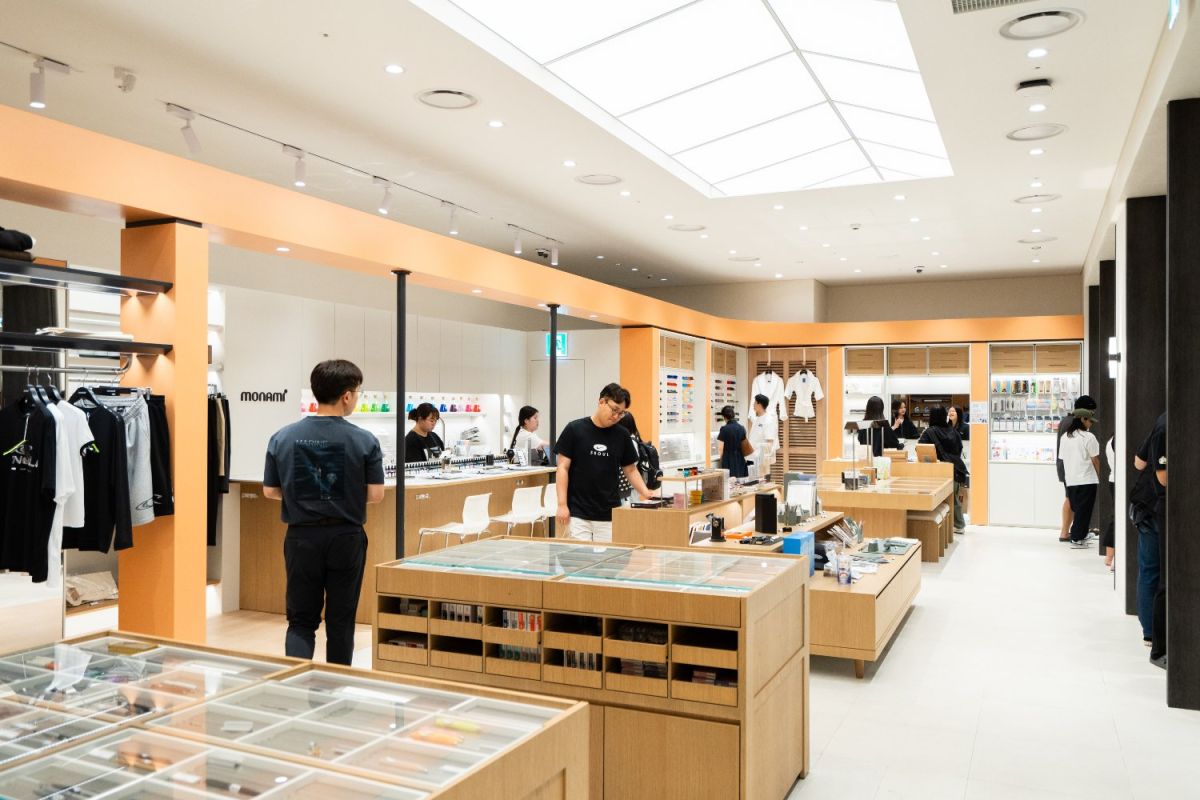 文房具のほかファッションアイテムも並ぶ