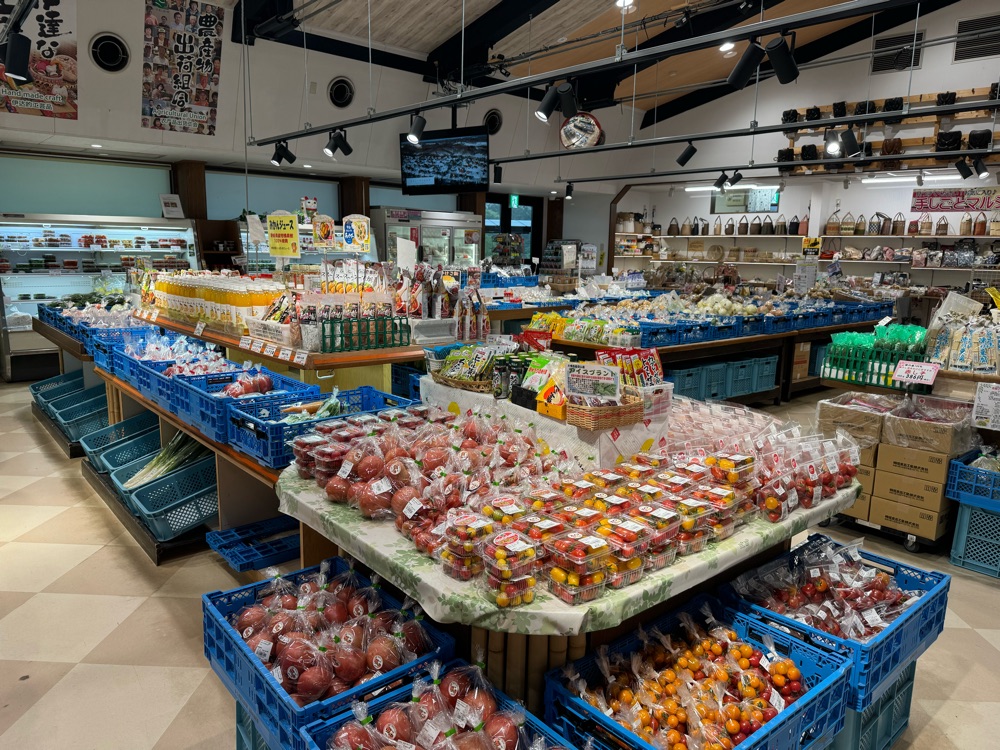 あ・ら・伊達な道の駅の農産物直売所に野菜が並ぶ様子