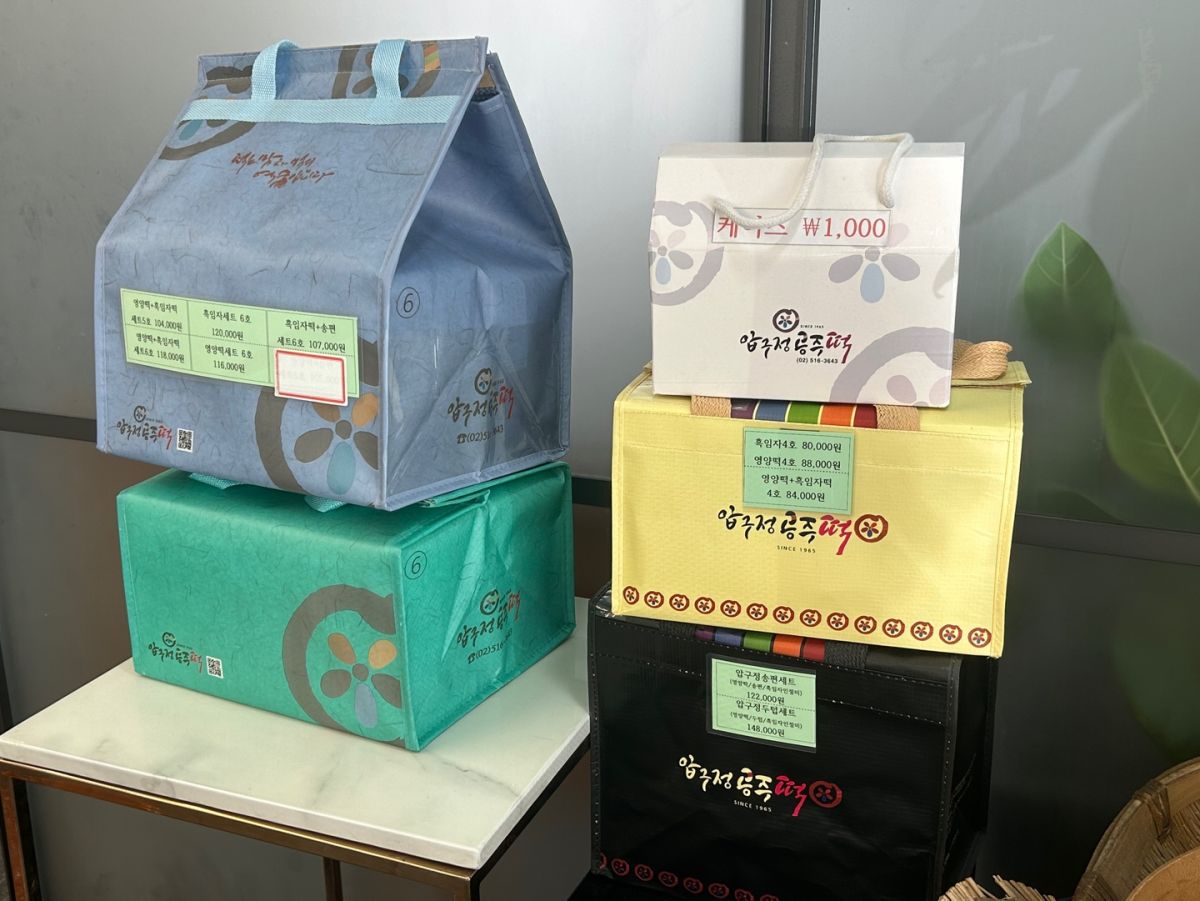 ギフトセットなどを購入すると、画像のようなしっかりとした保冷バッグ・専用手提げ袋に入れてもらえる。少量購入の場合は有料の小さな紙箱なども用意されている