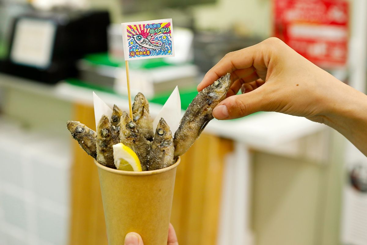 道の駅いわき・ら・ら・ミュウ内で提供するめひかり唐揚げ