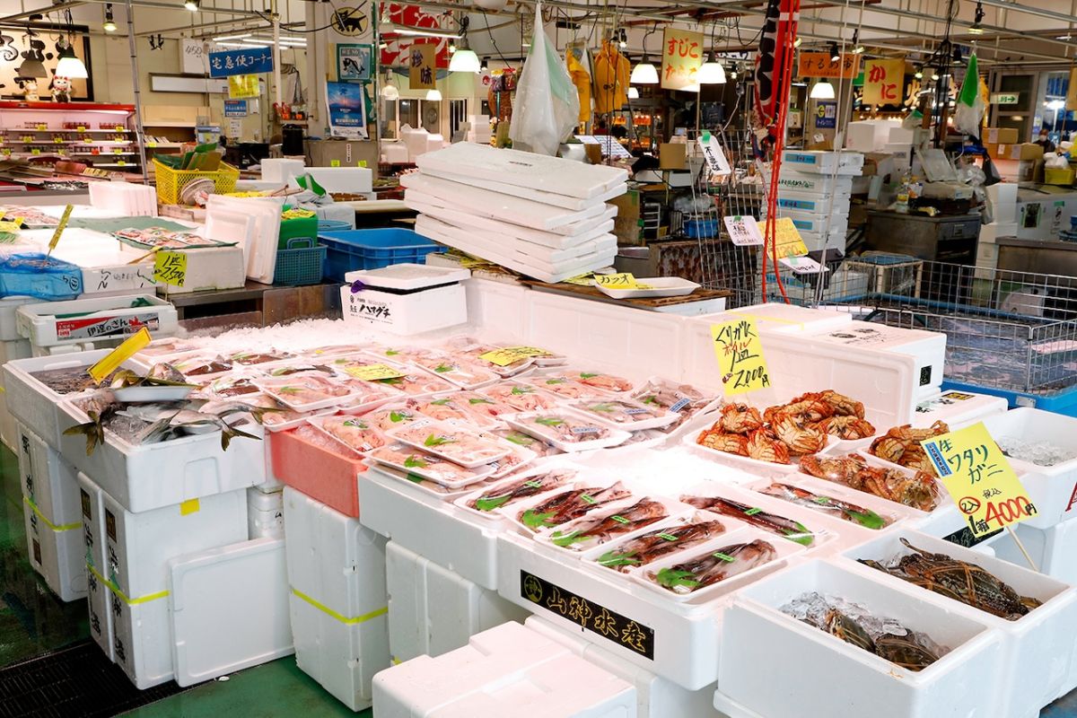道の駅いわき・ら・ら・ミュウ内、まるふと直売店で魚介が並ぶ様子
