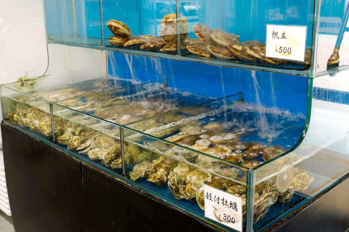 道の駅遠野風の丘内、鎌田水産 漁師の魚屋にある水槽の様子