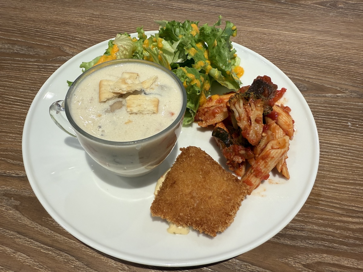 「クラムチャウダープレート 〜白身魚のフライとサラダつき〜」1550円