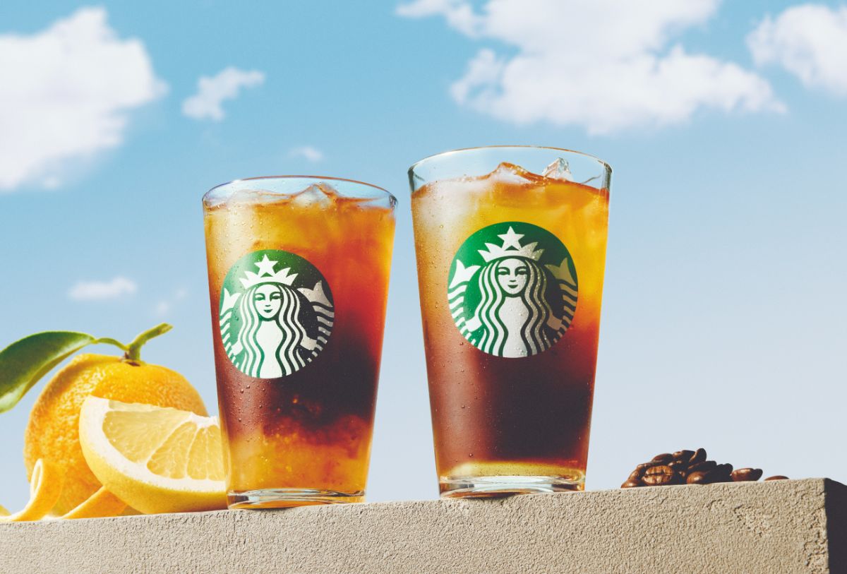 左から「シトラス クリア コーヒー」（ICED）Tallサイズのみ、579円（持ち帰り）、590円（店内利用）、「クリア コーヒー」Tallサイズのみ、481円（持ち帰り）、490円（店内利用）