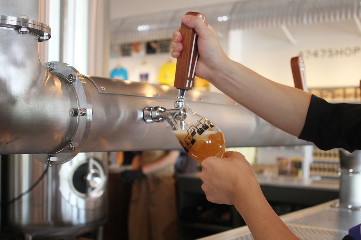 ビールを注ぐ様子